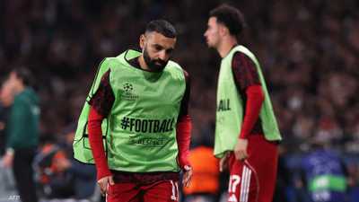 محمد صلاح يقوم بالإحماء في باريس