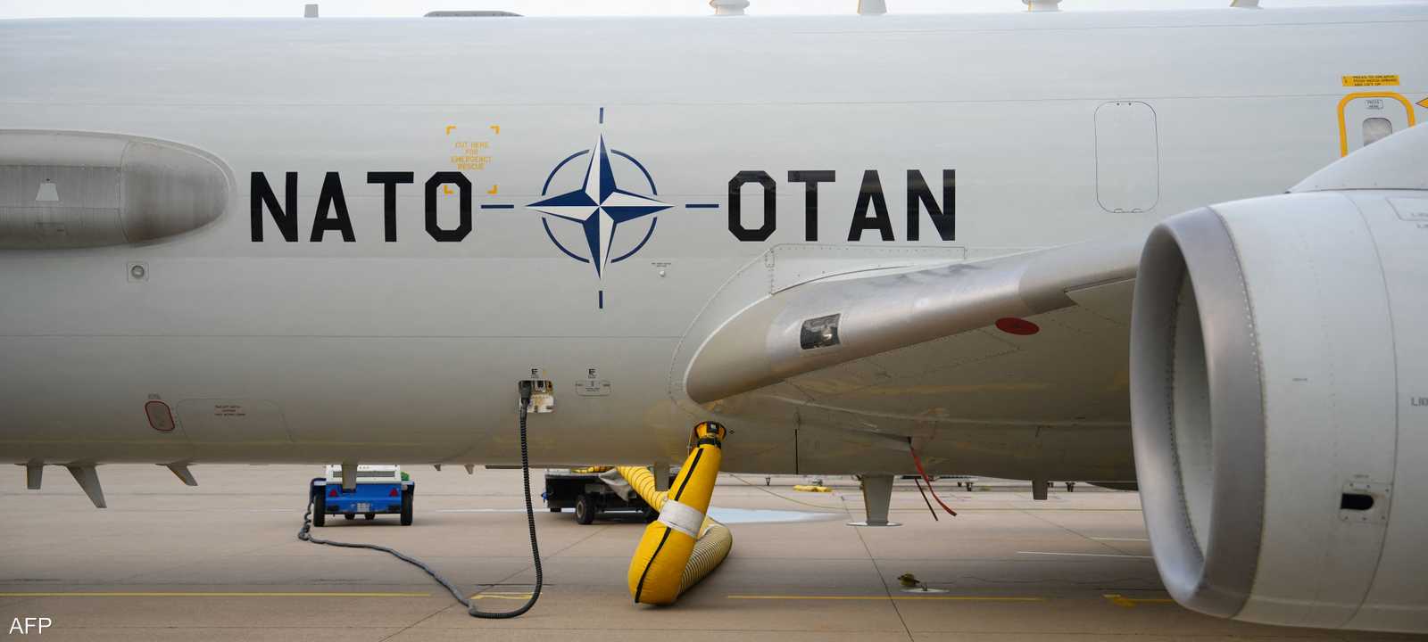 طائرة تابعة للناتو تقوم بتعبئة الوقود