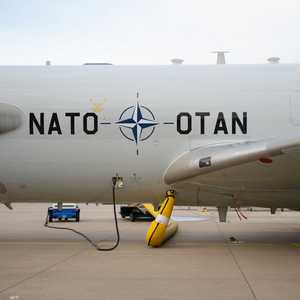 طائرة تابعة للناتو تقوم بتعبئة الوقود