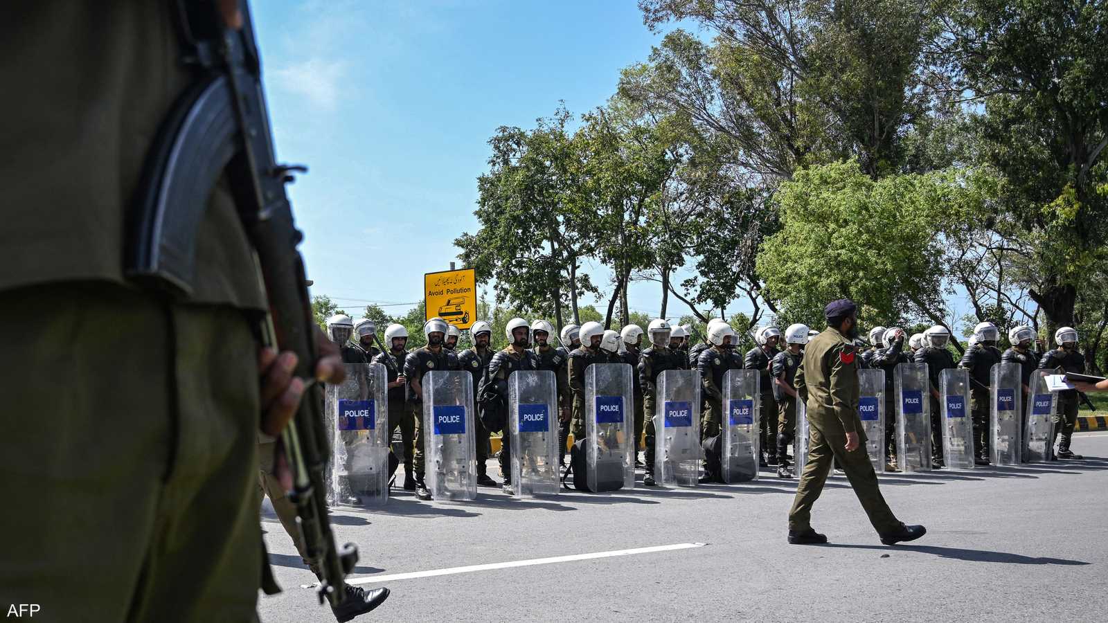 قوات الأمن الباكستانية تستعد لحماية موقع المفاوضات