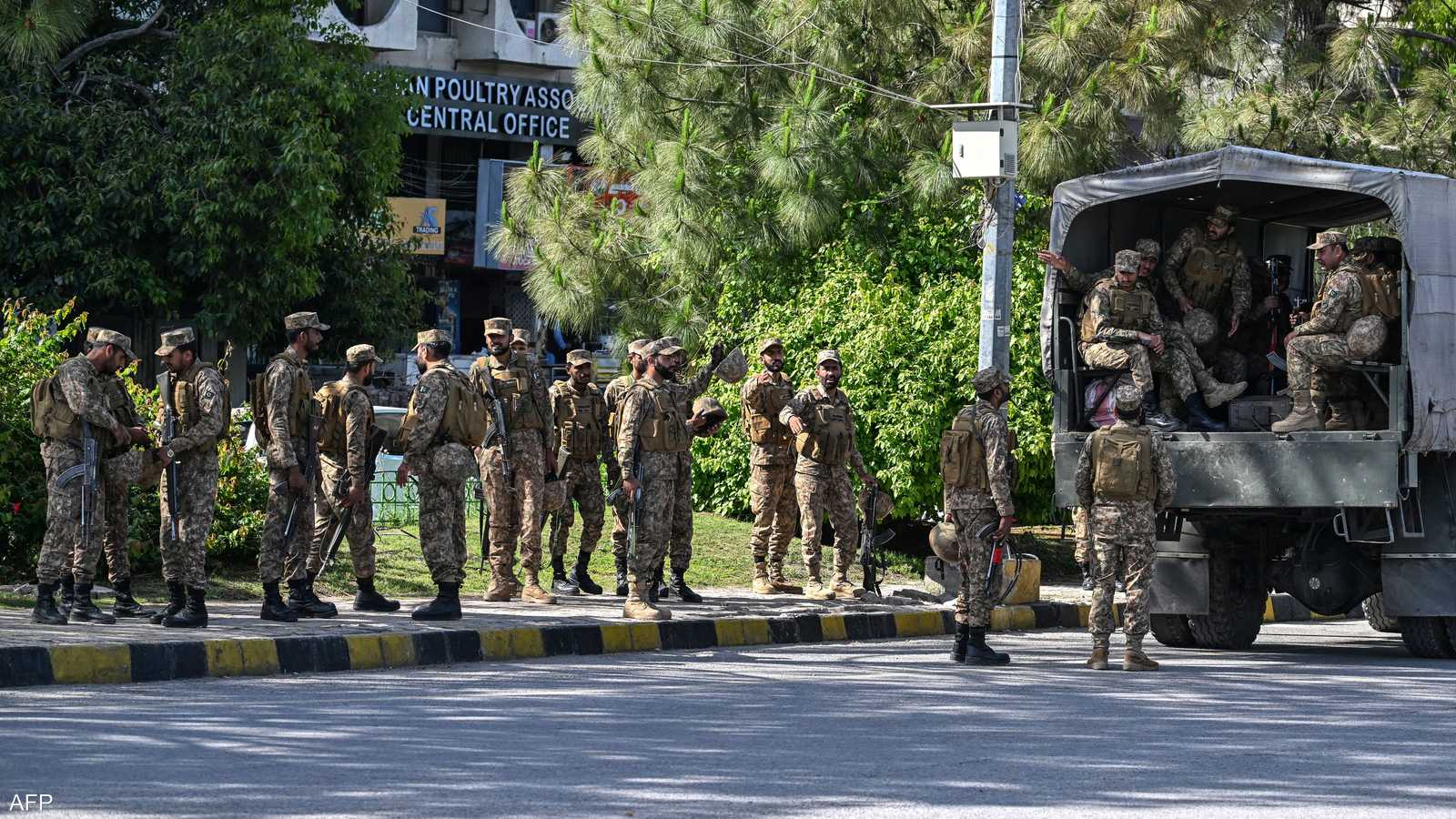 باكستان تنشر الجيش في المنطقة الحمراء استعدادا للمفاوضات