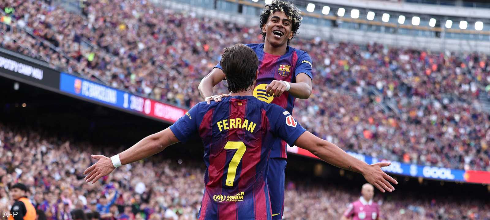 توريس يحتفل بالهدف الثاني لصالح برشلونة مع يامال