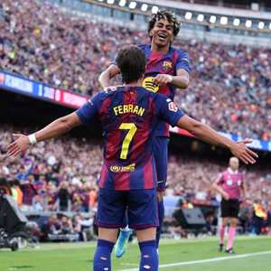 توريس يحتفل بالهدف الثاني لصالح برشلونة مع يامال