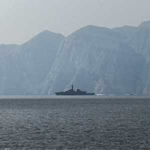 سفينة وسط مضيق هرمز