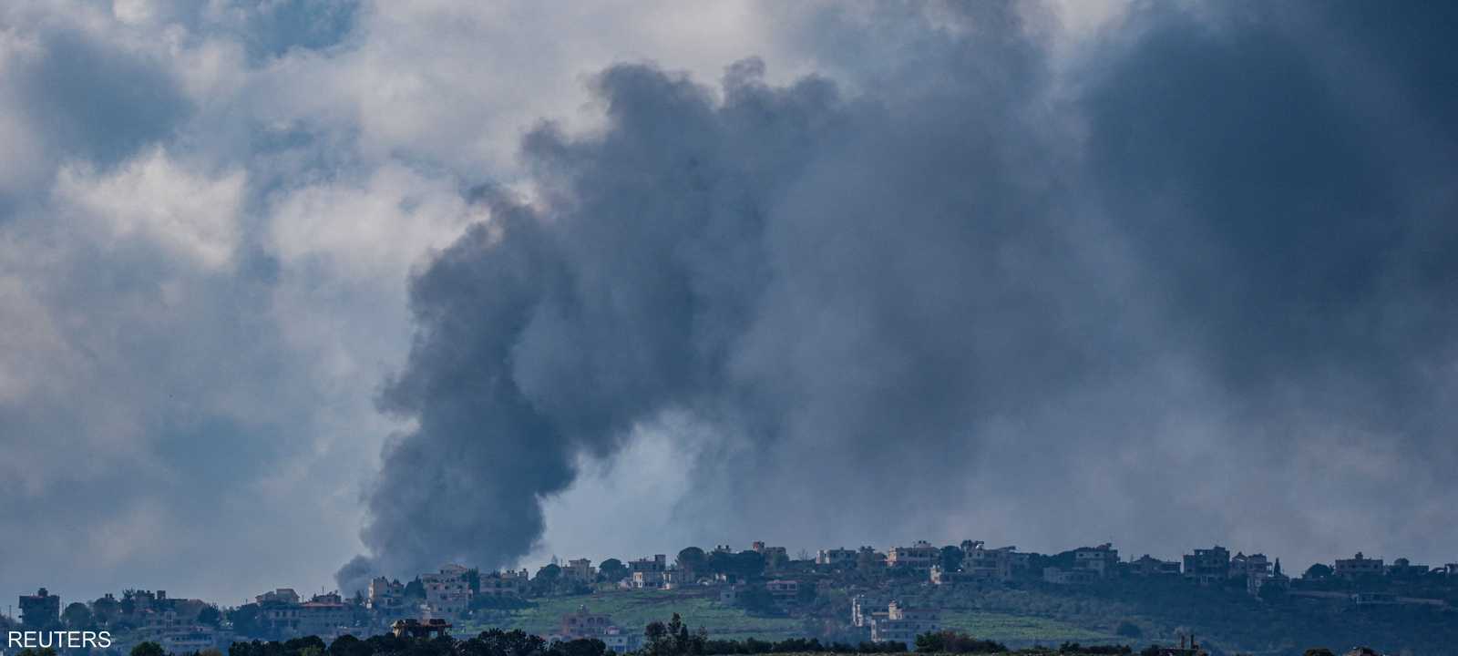 دخان يتصاعد عقب غارة إسرائيلية على بنت جبيل، جنوب لبنان