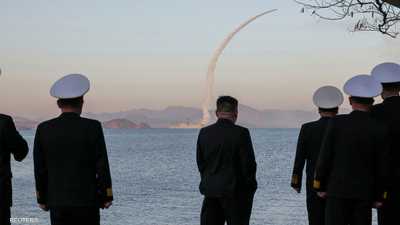زعيم كوريا الشمالية يشرف على اختبار صواريخ جديدة