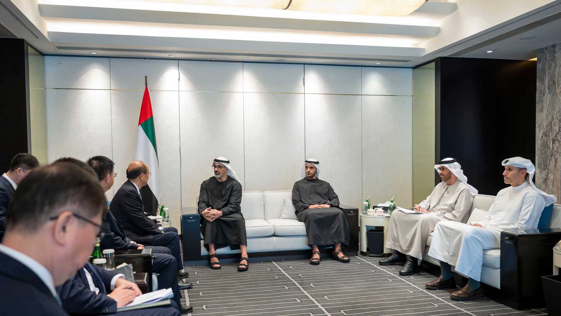 ولي عهد أبوظبي يلتقي رؤساء مجالس إدارة كبرى الشركات الصينية