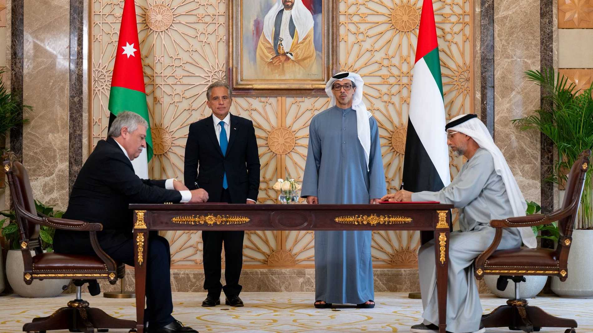 الإمارات والأردن توقعان اتفاقيات إطلاق مشروع سكة حديد العقبة