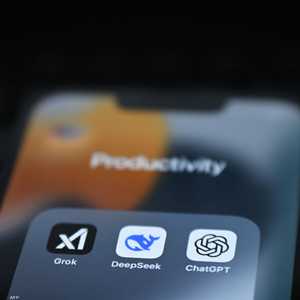 آبل هددت بحذف تطبيق غروك من متجرها