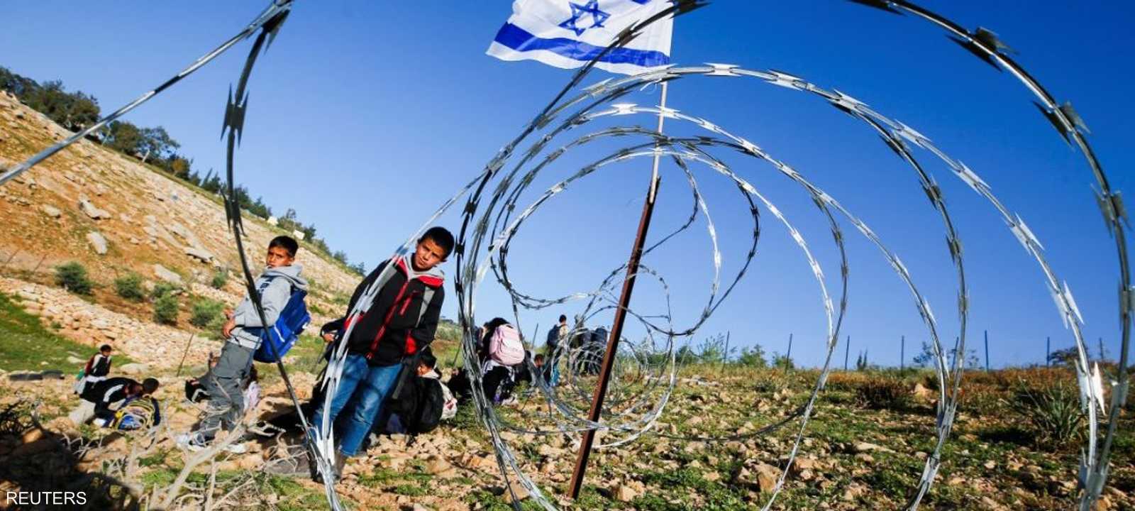 مستوطنون وضعوا أسلاكا شائكة في طريق طلاب برام الله