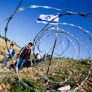 مستوطنون وضعوا أسلاكا شائكة في طريق طلاب برام الله