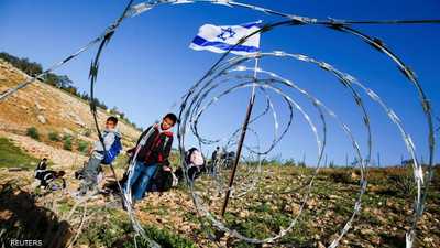 مستوطنون يقطعون طريق أطفال فلسطينيين لمدرستهم بأسلاك شائكة