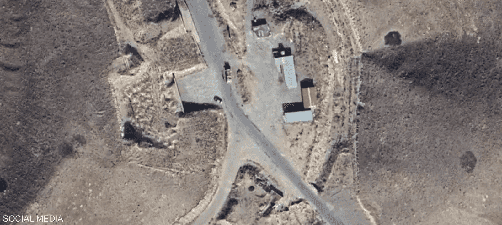 أظهر تحليل الصور وجود جرار مزود بجرافة فوق أنقاض