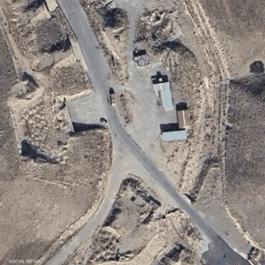 أظهر تحليل الصور وجود جرار مزود بجرافة فوق أنقاض