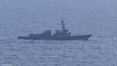 مدمرة أميركية تجبر سفينة تحمل علم إيران على تغيير مسارها