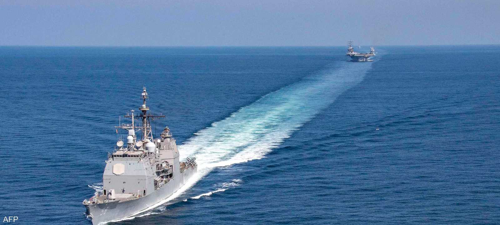 لطرادة الصاروخية الأميركية الموجهة  (CG 58) تعبر مضيق هرمز