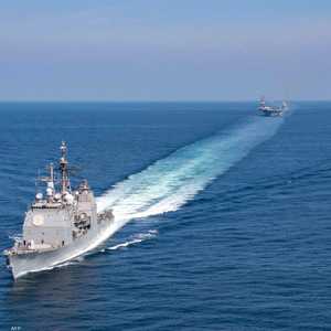 لطرادة الصاروخية الأميركية الموجهة  (CG 58) تعبر مضيق هرمز