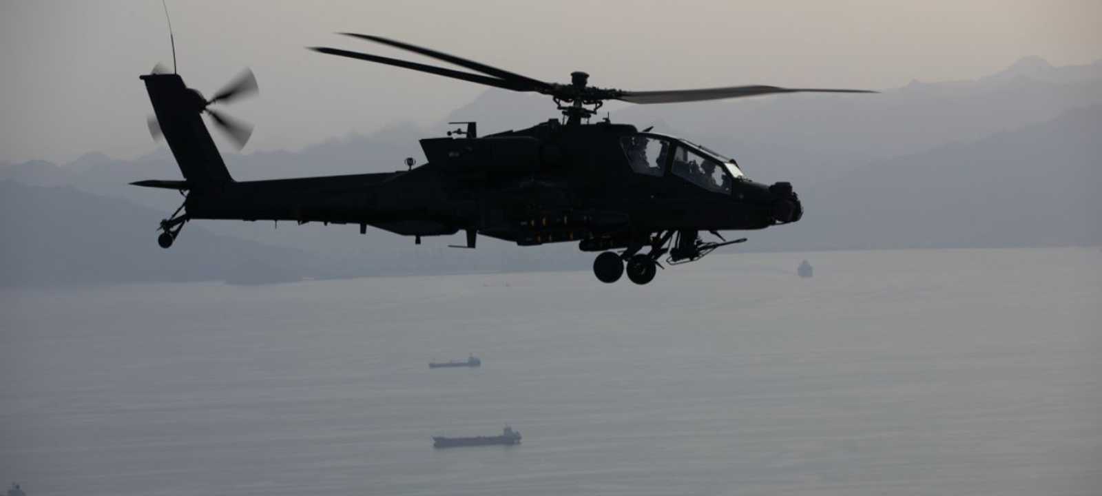 مروحية أباتشي فوق مضيق هرمز