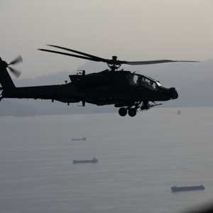 مروحية أباتشي فوق مضيق هرمز