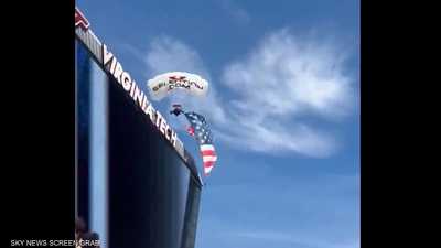 لحظة ارتطام المظلي بالشاشة العملاقة