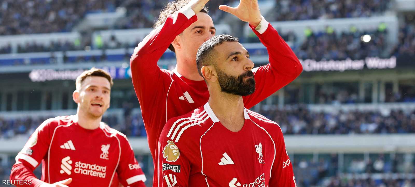 كورتيس جونز يضع إشارة "تاج الملك" فوق رأس صلاح