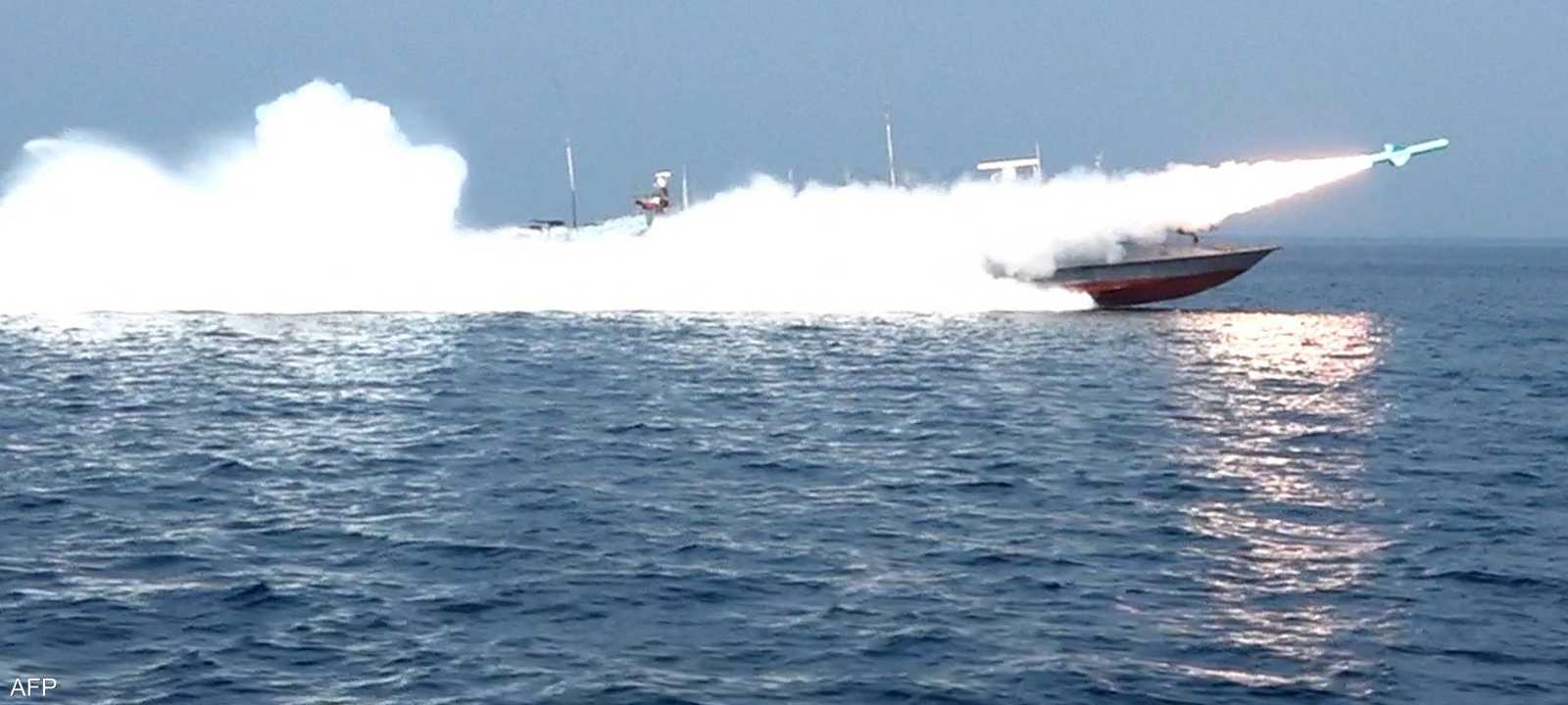 إطلاق صاروخ من قارب عسكري إيراني خلال مناورة في مضيق هرمز