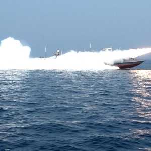 إطلاق صاروخ من قارب عسكري إيراني خلال مناورة في مضيق هرمز