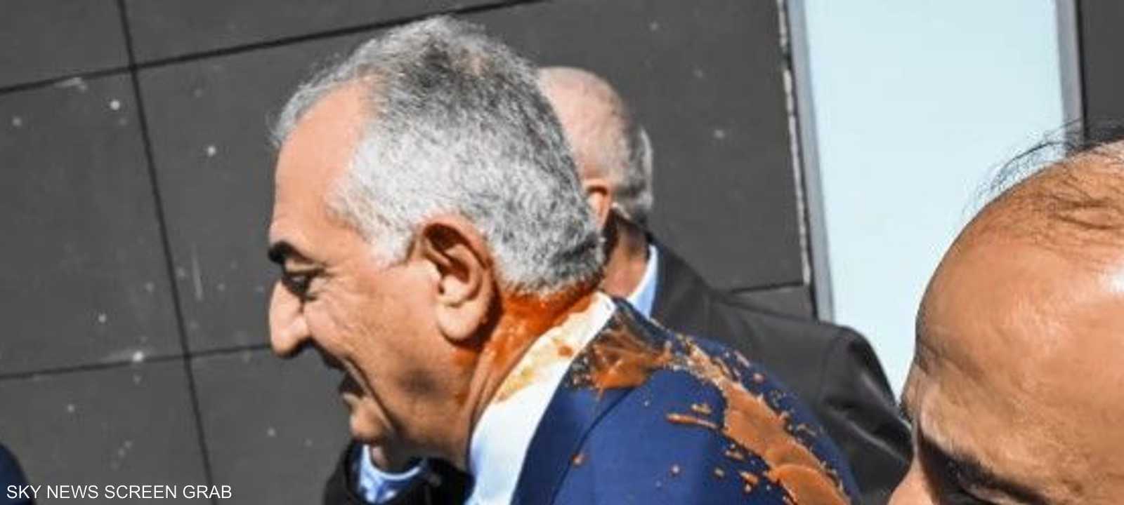 رضا بهلوي تم رشه بالسائل الأحمر