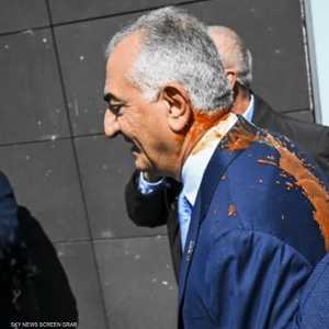 رضا بهلوي تم رشه بالسائل الأحمر