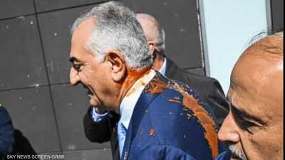 رضا بهلوي تم رشه بالسائل الأحمر