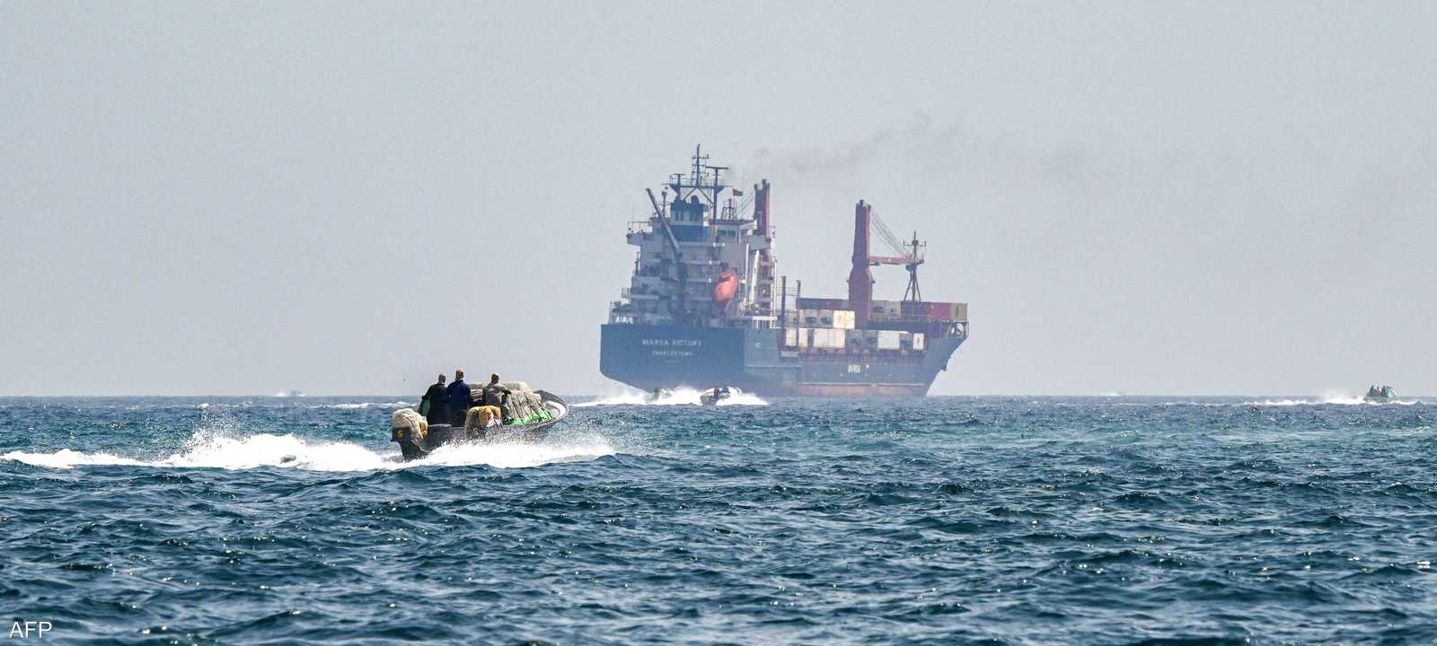 سفينة تبحر في مياه مضيق هرمز