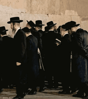 أدت مجموعة من طائفة "الحريديم" صلاتها أمام سور تاريخي بمراكش