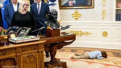 فيديو.. طفل يخطف الأنظار بالمكتب البيضاوي أثناء خطاب ترامب