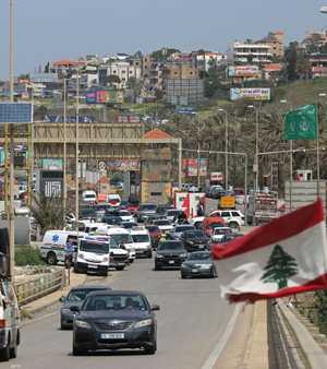 آلاف النازحين اللبنانيين يعودون إلى ديارهم مع بدء وقف النار