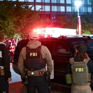 عملاء مكتب التحقيقات الفيدرالي خارج فندق واشنطن هيلتون