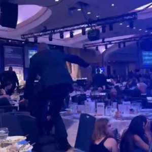 من داخل فندق هيلتون واشنطن بعد سماع إطلاق النار