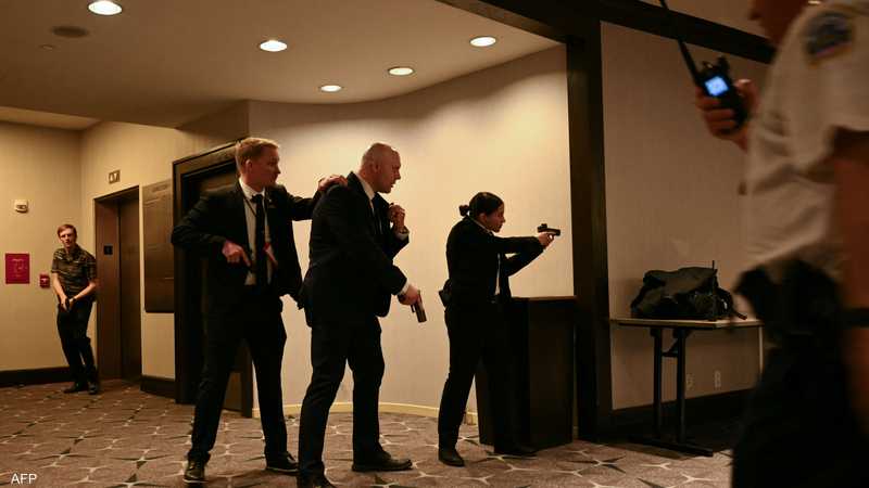 عملاء فيدراليون في فندق هيلتون بعد سماع أصوات إطلاق نار