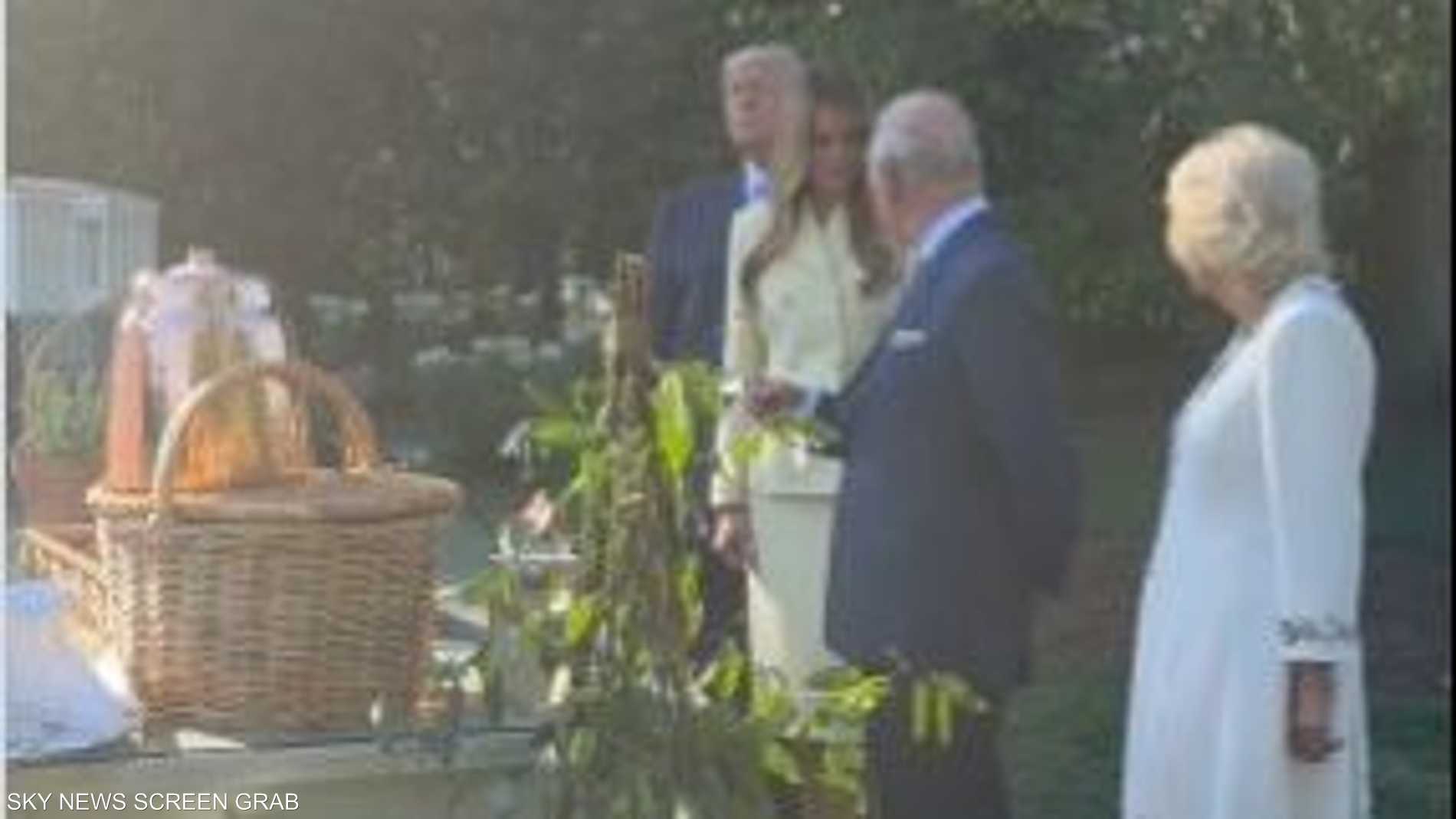 ضحكات "ملكية".. تشارلز يمازح ميلانيا أمام خلية نحل 