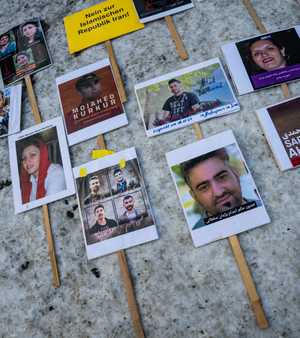 صور إيرانيين أُعدموا على يد النظام وُضعت على رصيف في برلين
