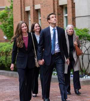 جيمس كومي يصل للمحكمة برفقة عائلته