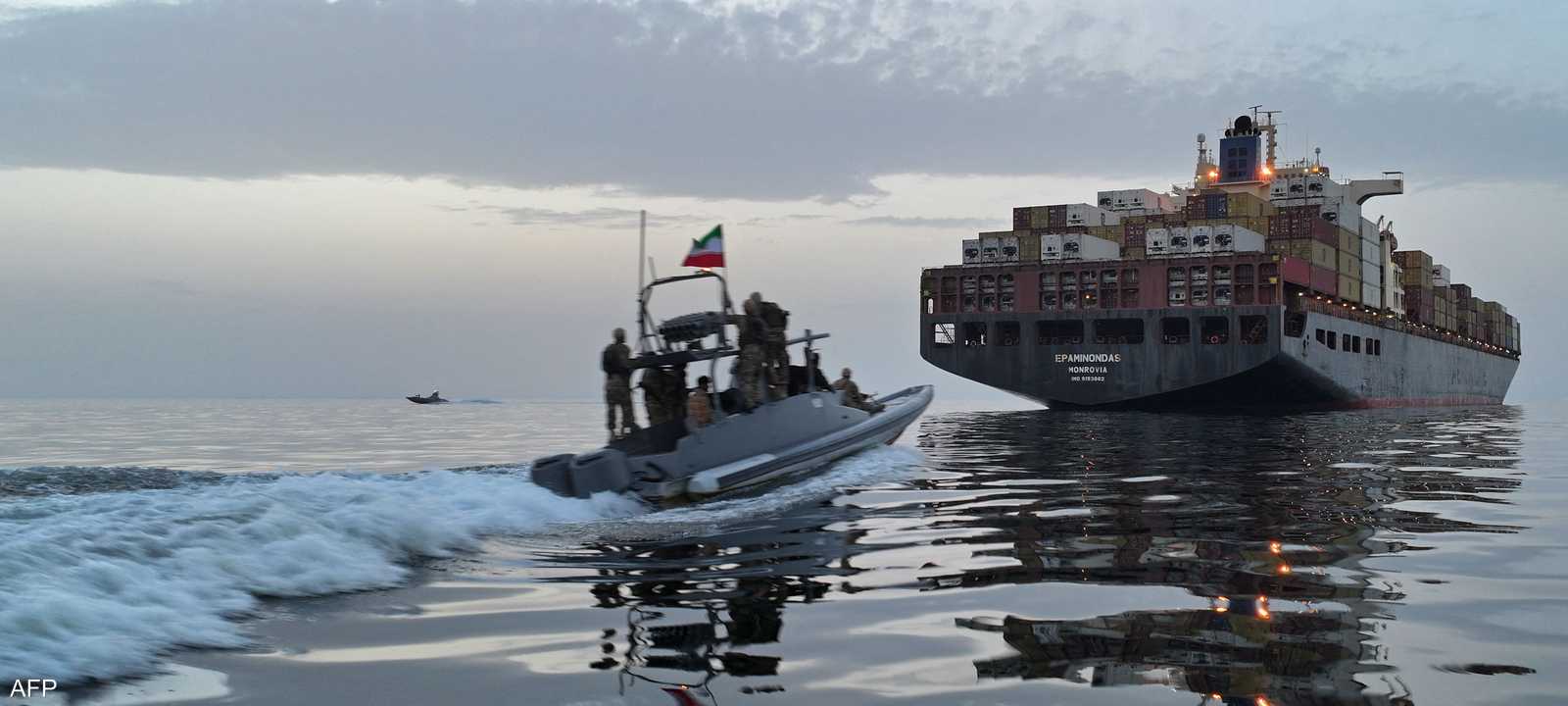 زورق إيران يحتجز سفينة تحاول عبور هرمز