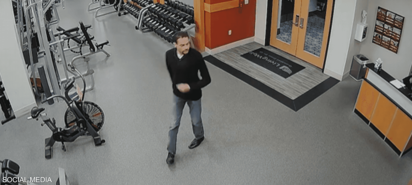 المتهم وهو يدخل صالة رياضية في في الأوتل