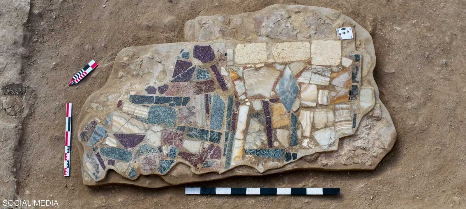 بقايا مبنى دائري لحمام عام وفيلا بأرضيات من عناصر الاكتشاف