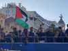 يامال رافعا علم فلسطين على متن الحافلة