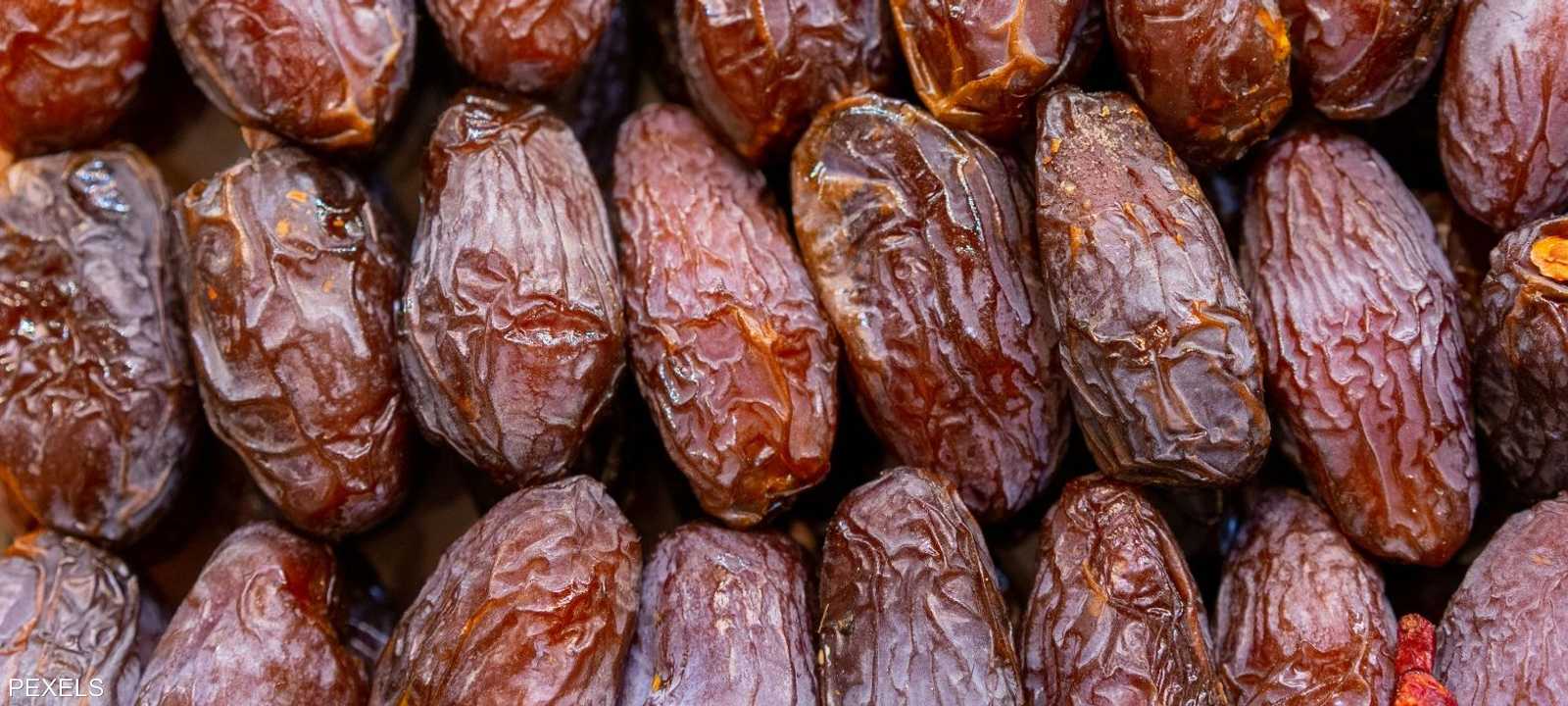 تختلف فوائد لتمر باختلاف وقت تناوله