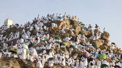 ضيوف الرحمن على عرفات لأداء ركن الحج الأعظم
