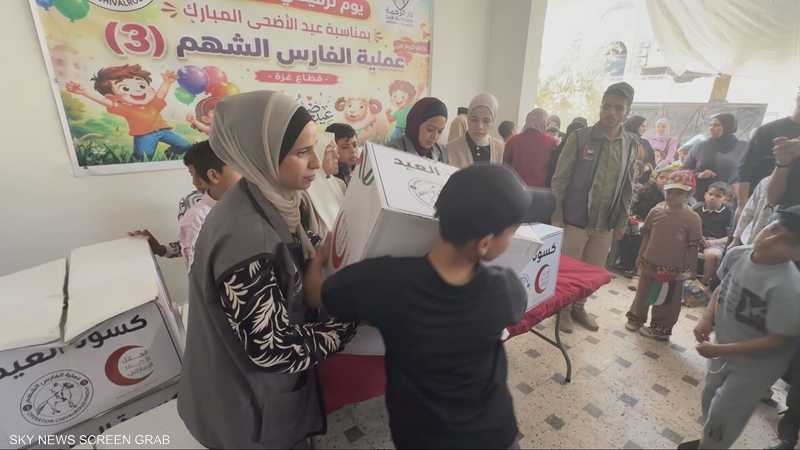 الفارس الشهم 3 توزع كسوة العيد على أيتام غزة