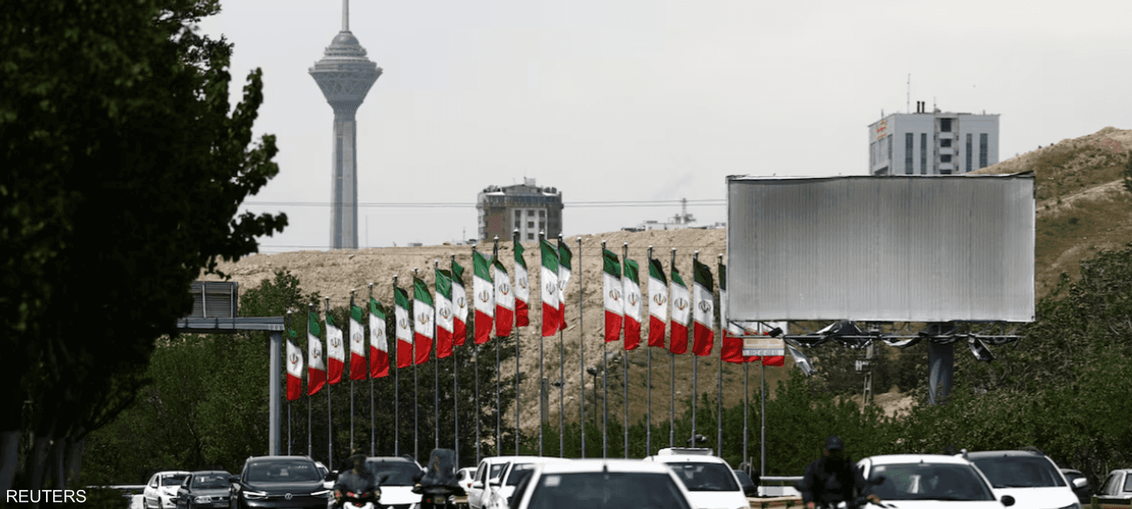 سيارات في أحد شوارع طهران يوم 27 أبريل