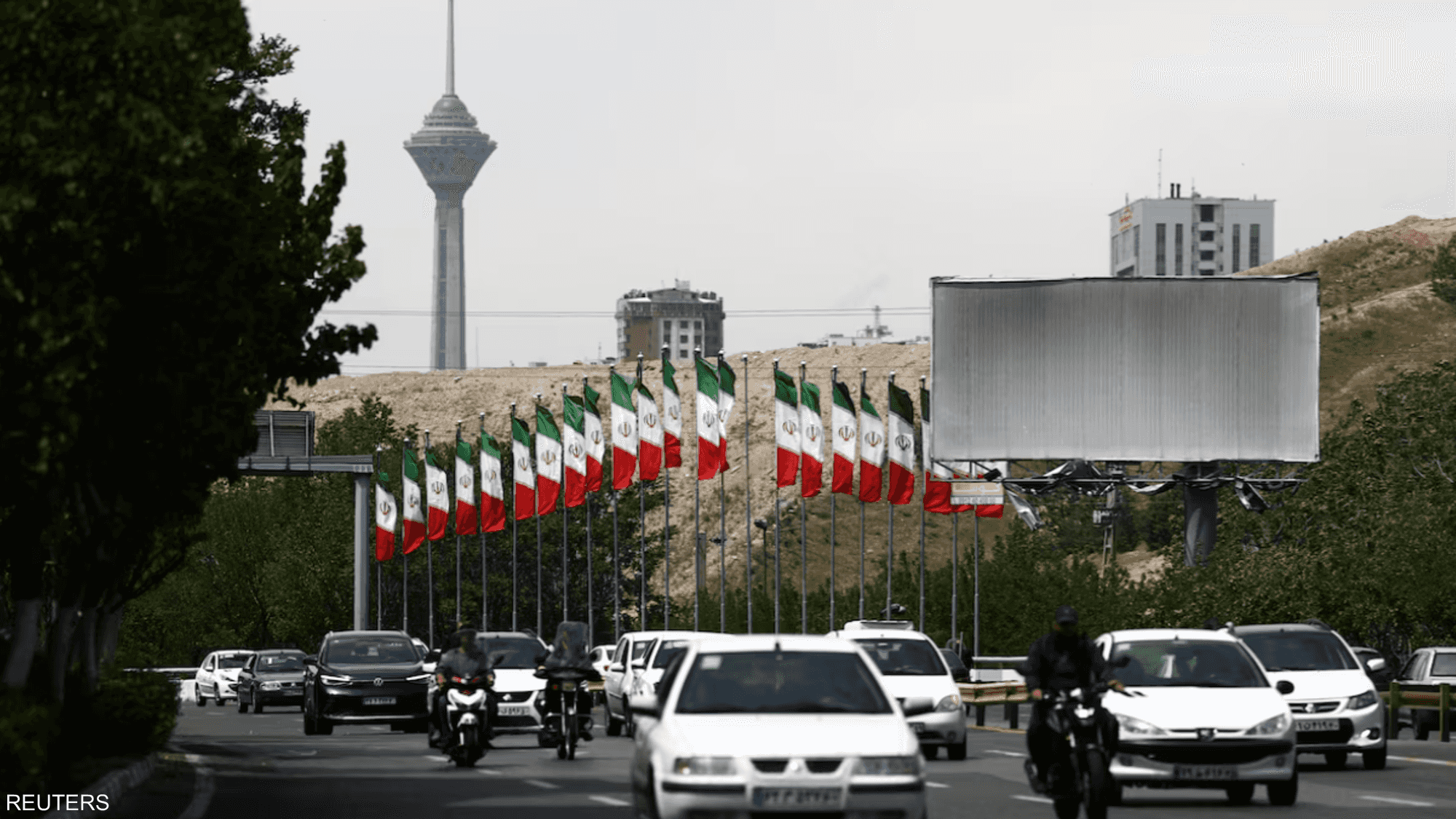 سيارات في أحد شوارع طهران يوم 27 أبريل