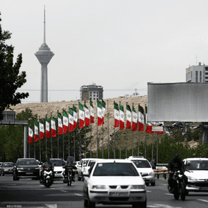 سيارات في أحد شوارع طهران يوم 27 أبريل
